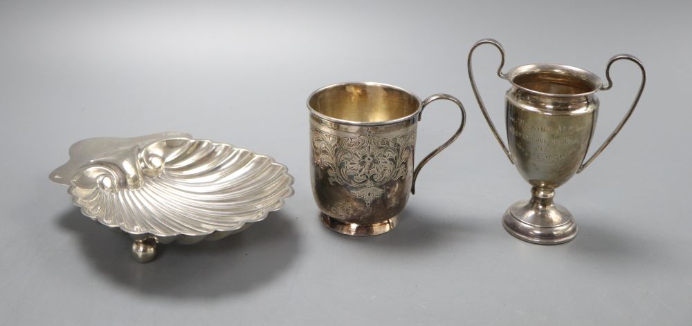 A Victorian silver christening can Marie, a George V scallop shell dish and a small trophy cup, 5oz.